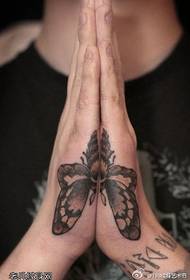 Ang pagtahi sa matahum nga pattern sa tattoo sa butterfly