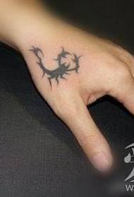 Tattooermbûna dora piçûka nû ya scorpion totem tevlihev dike
