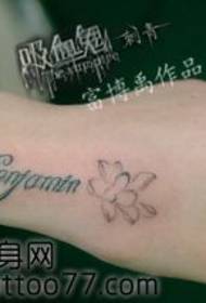 Kaéndahan tangan anu indah hurup tato lotus gaya tato