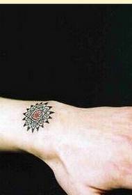 Slika lijepe ručne klasične totemske tetovaže uzoraka