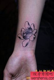 Rokas personība, ziedošs lotosa tetovējums