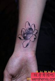 Utu wa mikono, umwagaji damu wa muundo wa tattoo