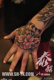 हात संस्कृत गुलाब टॅटू नमुना