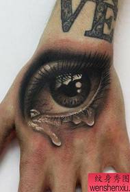 Un motif de tatouage classique des yeux noir et blanc sur le dos de la main