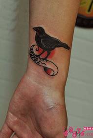Modèle de tatouage corbeau au poignet