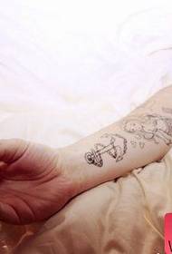 Mala svježa tetovaža sidra za sirene na rukama djeluje