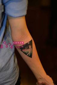 Imagen de tatuaje de brazo de triángulo estrellado creativo