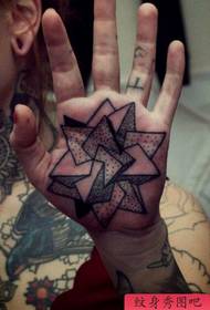 Consiglia un lavoro di tatuaggio con motivi geometrici di palma