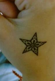 Rokas tīģera mutē jauks piecu zvaigžņu tetovējums