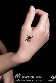 Ti fi men ti tandans nan modèl tatoo yon sèl pyès chapo chapo