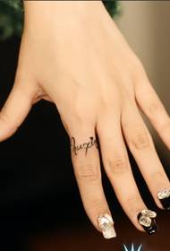 女生芊芊玉手指上的英文纹身图片
