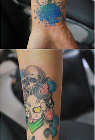 Mergaitės riešo populiarus mielas laimingos katės tatuiruotės modelis