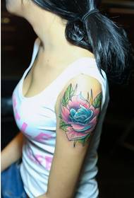 Личность мода большая рука красивая красивая роза тату