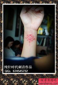 Modèle de tatouage en lotus de poignets de poignets de filles