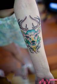 Binnenarm geschilderde hertenkop tattoo foto