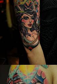 Immagine alternativa del tatuaggio del braccio del fiore della ragazza del pirata di personalità