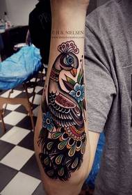 Immagine del modello del tatuaggio del pavone della scuola del braccio
