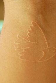 手美麗的隱形鴿子紋身圖案