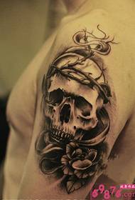 Európske a americké alternatívne obrázky tetovania lebiek a kvetinových ramien
