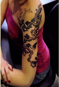 Снимка на модна женска ръка красива борова татуировка модел