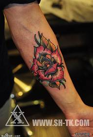 Ručno obojeni uzorak tetovaže ruža