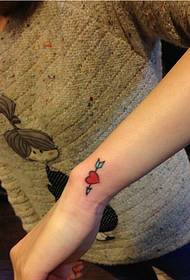 A única flecha bonita no pulso, usando uma foto de tatuagem