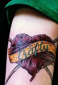 Maschera del tatuaggio della figura della vite del fiore del cuore del bello cuore della mano