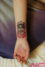 Mielas kačių karaliaus riešo tatuiruotės paveikslėlis