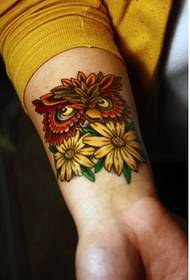 Schéin ausgesinn Owl Blummen Tattoo Muster Bild um Handgelenk