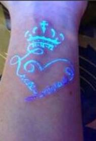 Håndets mest trendy fluorescerende krone elsker tatoveringsbillede
