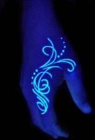 Model de tatuaj invizibil fluorescent frumos la îndemână