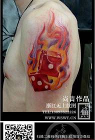 Modello di tatuaggio dado classico colore braccio maschio