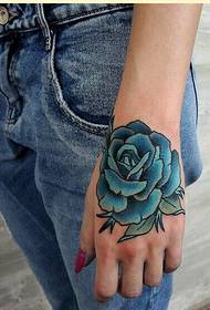 Θηλυκό όμορφο χέρι αυξήθηκε εικόνα μοτίβο τατουάζ