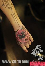 Frumos și popular model de tatuaj de trandafir pe spatele mâinii fetei