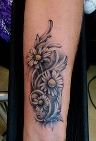 Moteriškos riešo gražus juodos pilkos spalvos ramunėlių tatuiruotės paveikslėlis