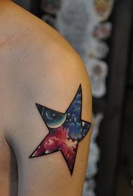 Gražios rankos, atrodančios spalvingoje žvaigždėtoje penkiakampės žvaigždės tatuiruotės paveikslėlyje