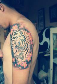Tradicionalne slike tetoviranja na glavi tigra na tetovaži