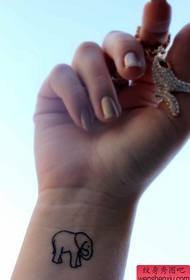 I piccoli tatuaggi di elefanti freschi da polso sono condivisi dai tatuaggi