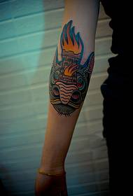 Творческа снимка на татуировка на факел с глава на тигър
