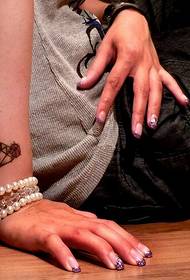 Imagen de patrón de tatuaje de diamante guapo clásico de moda hermosa mano