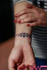 Lotus karkötő friss tetoválás képe