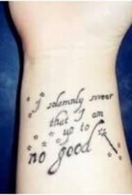 Tangan perempuan yang indah gambar pola tato musik