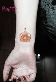 Fotos de tatuagem criativa pequena coroa pulso moda
