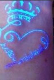 Красивая и красивая флуоресцентная татуировка в форме сердца с изображением руки короны
