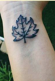 Женское запястье красивое изображение татуировки кленового листа, чтобы обладать картиной