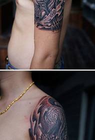 Mann dominerende tatoveringsbilder av enhjørningdyr