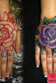 Braccio bello modello di tatuaggio rosa nuova scuola