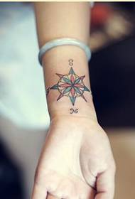 Modny kobiecy nadgarstek piękny obraz tatuażu kompasu