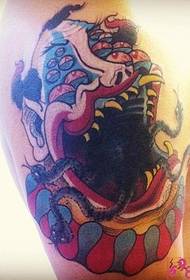Immagine di tatuaggio di personalità totem nero grande deglutizione braccio