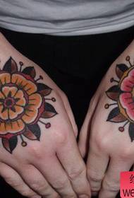 Rankų darbo populiarus gražus senosios mokyklos gėlių tatuiruotės modelis
